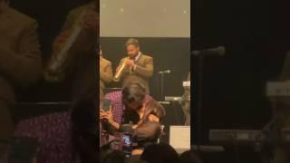 Udit Narayan kisses female fan on the lips in a VIRAL VIDEO during his live show #uditnarayan