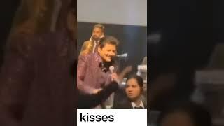 Udit Narayan ne lip kiss Kiya female fan Kiya #kiss #uditnarayan #shorts #bollywood