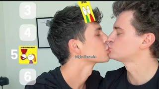 Gay Kiss game of different types of kisses