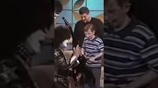 KISS sorprende a David Grover, un pequeño fan de KISS que venció un agresivo cáncer